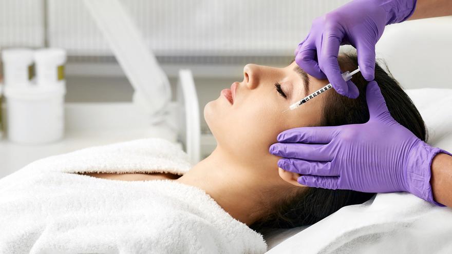 Kvinna får Skin Booster-behandling