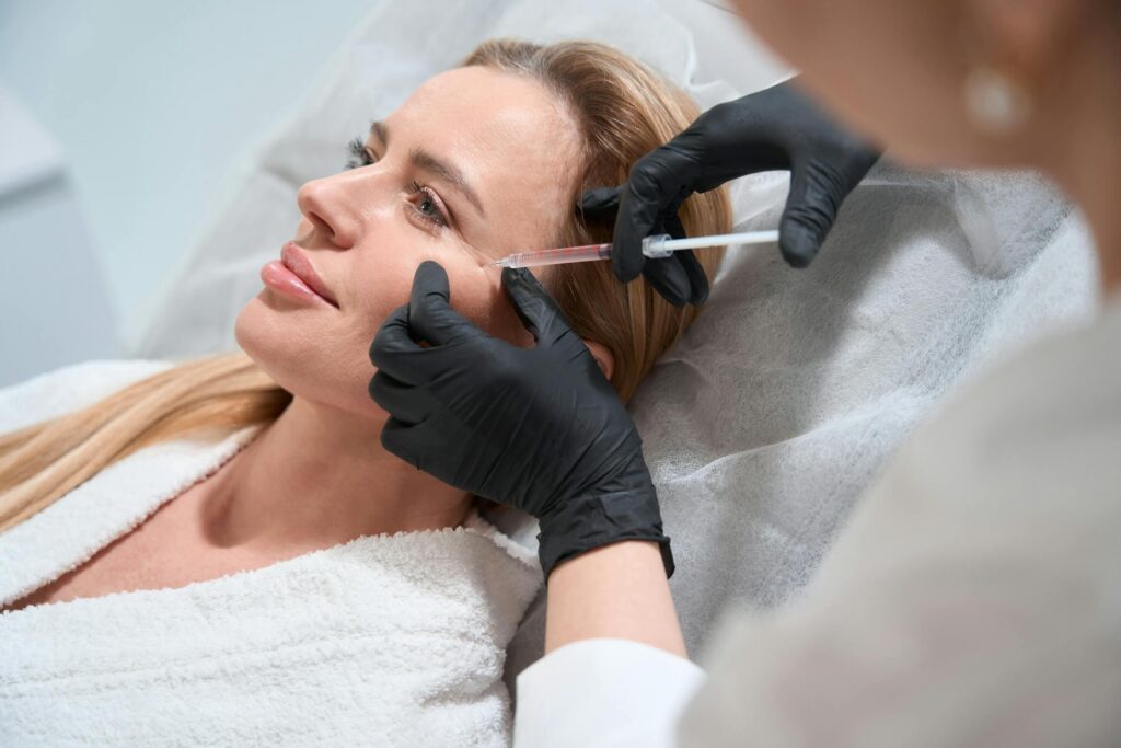 Kvinna får behandling i ansiktet på klinik